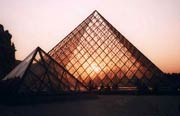 Стеклянная пирамида Перед Лувром